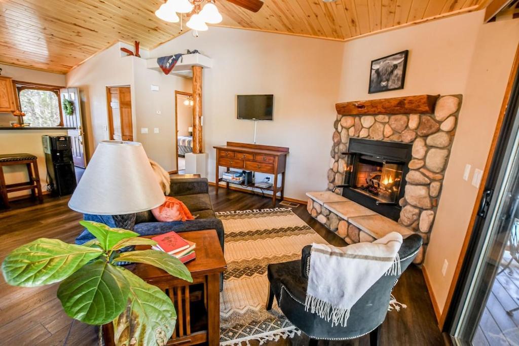 Rodeo In The Pines, 5 Minutes Away Restaurants, And Lakes And Hiking *