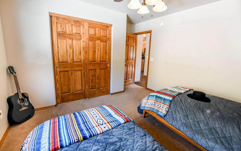 Rodeo In The Pines, 5 Minutes Away Restaurants, And Lakes And Hiking *